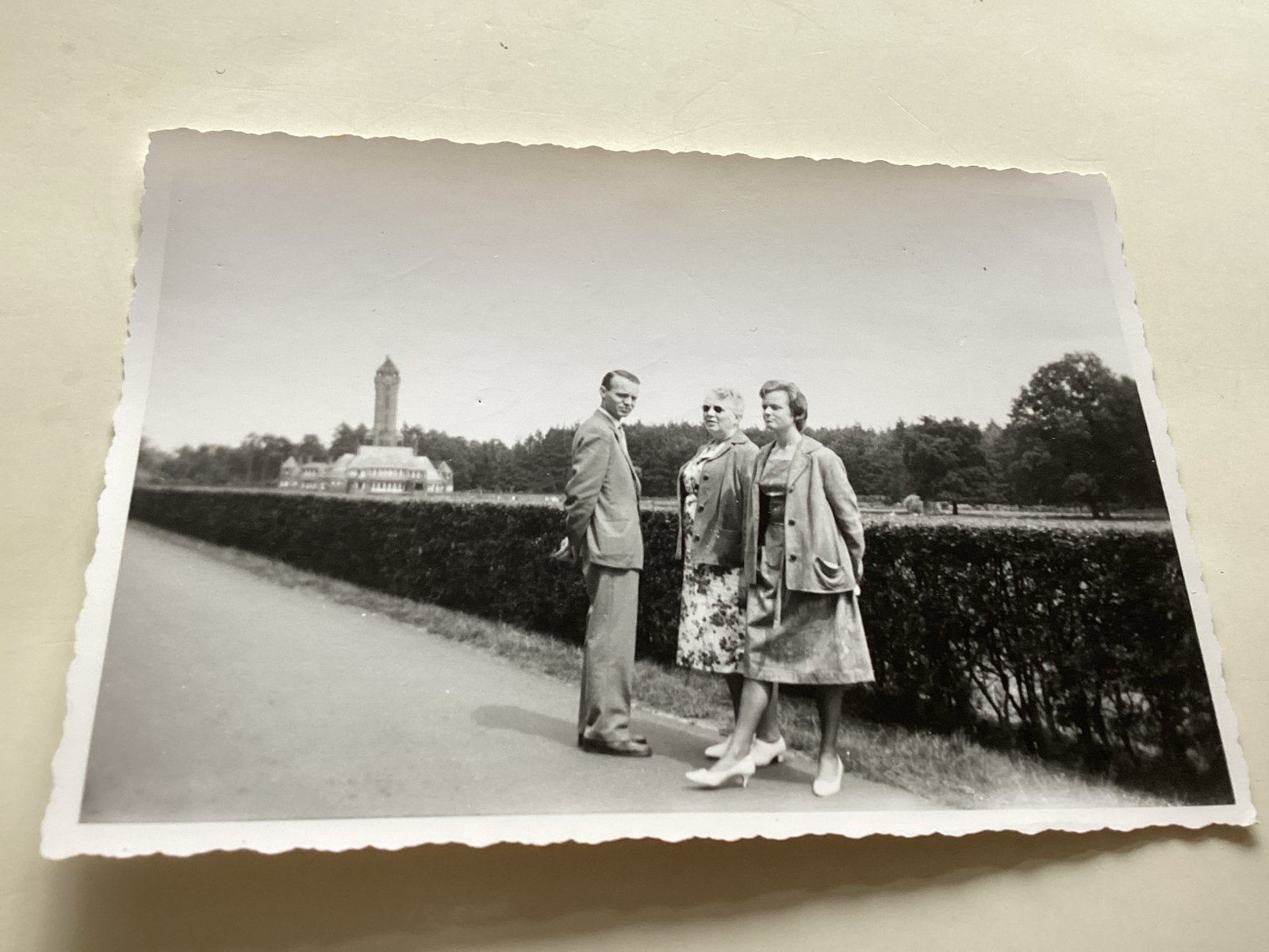 Hoge Veluwe Drie personen voor gebouw, Veluwe (1962) 9x12 cm, Verzamelen, 1960 tot 1980, Gebruikt, Foto, Ophalen of Verzenden