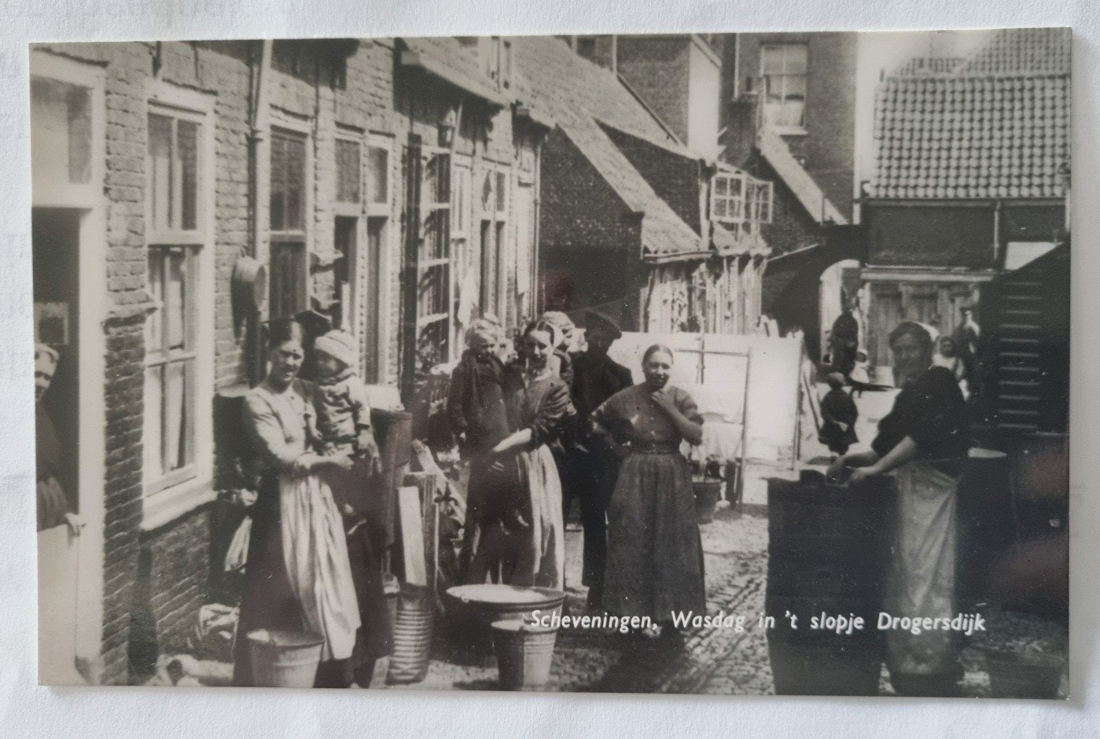 66) Scheveningen: Wasdag in 't slopje Drogersdijk, Ophalen of Verzenden, 1940 tot 1960, Ongelopen, Zuid-Holland