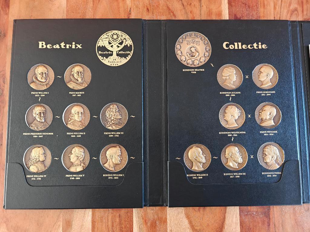De Bronzen Beatrix Collectie – 16 Penningen in Luxe Album, Ophalen of Verzenden, Brons, Nederland