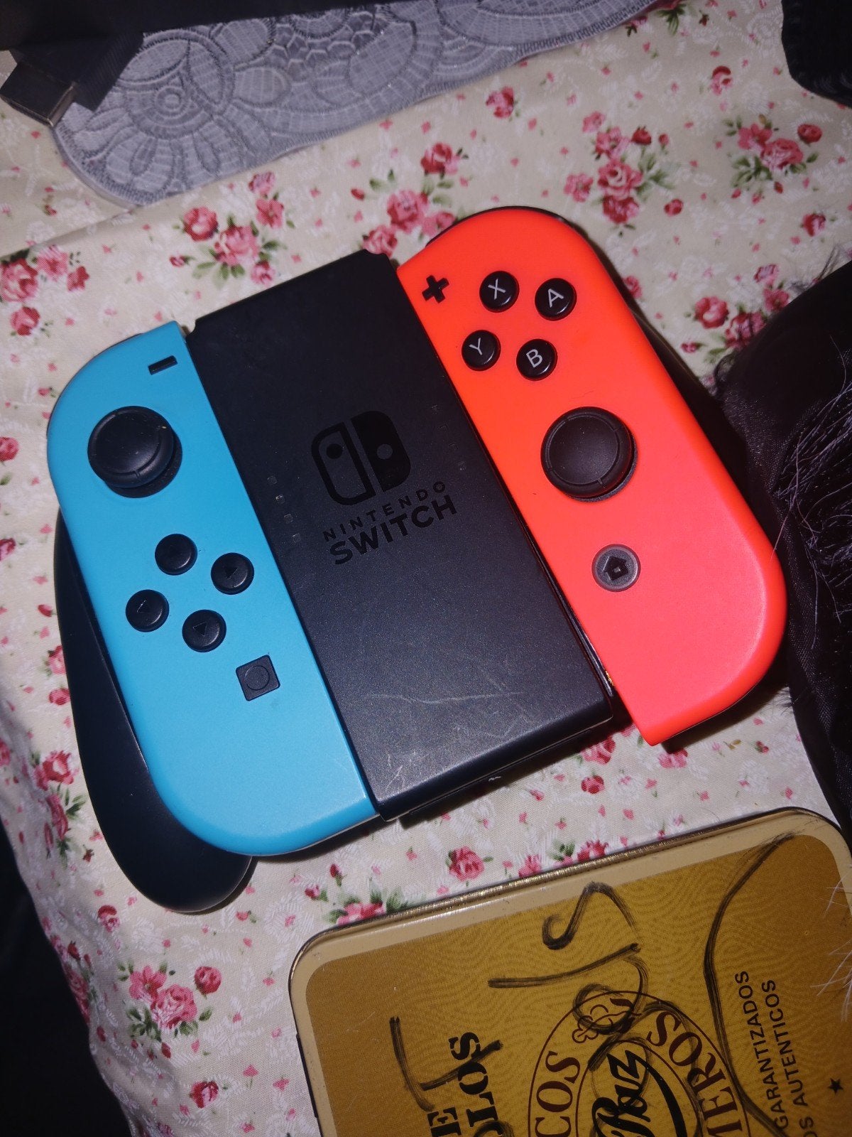 Nintendo Switch met Neon Joy-Cons en Grip, Spelcomputers en Games, Ophalen of Verzenden, Gebruikt, Met 2 controllers, Switch Original