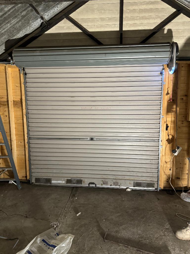 Complete roldeur inclusief LiftMaster motor – 230 x 250 cm, Doe-het-zelf en Verbouw, Deuren en Horren, Ophalen, Gebruikt, Garagedeur