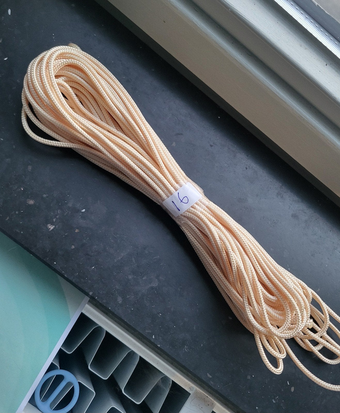 Paracord Type 2 Crème - 16 meter, Hobby en Vrije tijd, Textiel, Ophalen of Verzenden, Knutselmateriaal, Beige