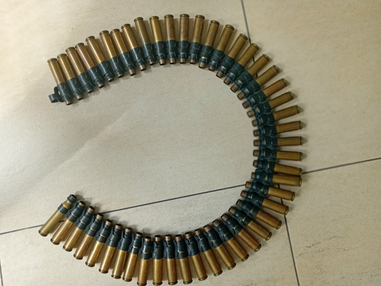 48 stuks lege .50 BMG Hulzen op een band, Verzamelen, Militaria | Algemeen, Verzenden, Overige soorten, Duitsland, Hulzen of Bodemvondsten