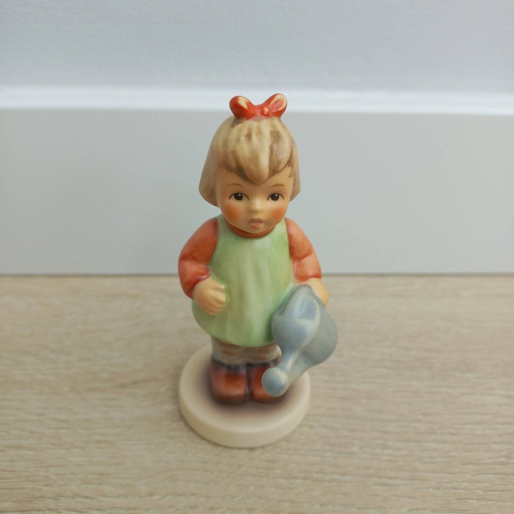 M.I. Hummel, HUM 729. Hummel beeldje met gietertje., Ophalen of Verzenden, Nieuw, Hummel