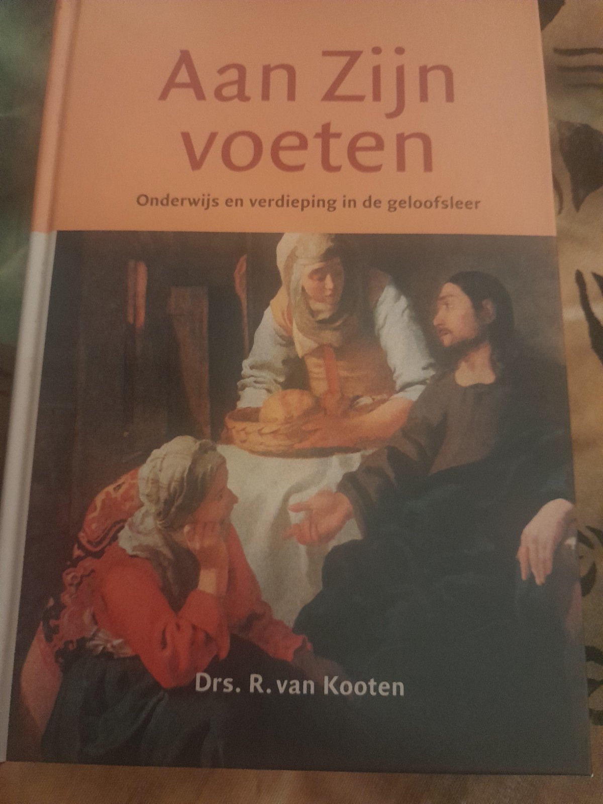 R. van Kooten - Aan Zijn voeten, Boeken, Ophalen of Verzenden, Zo goed als nieuw, R. van Kooten