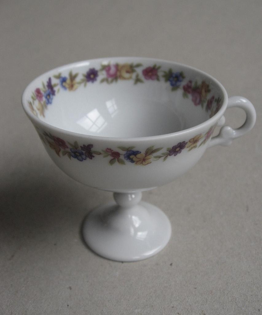 Sierlijk Limoges kopje op voet, Porcelaine d'Art, Ophalen of Verzenden