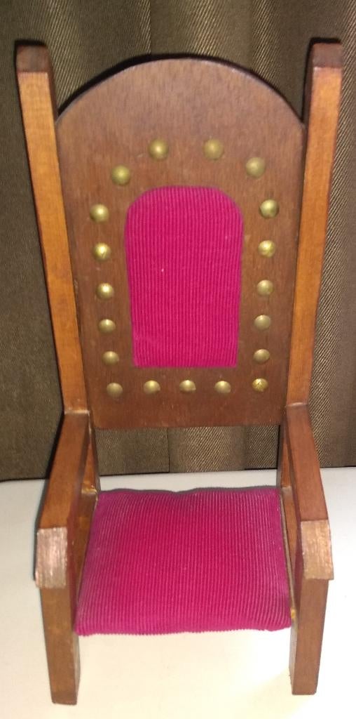 Donker houten  rechte poppenstoel met armleuningen, Verzamelen, Poppen, Ophalen of Verzenden, Gebruikt, Accessoires
