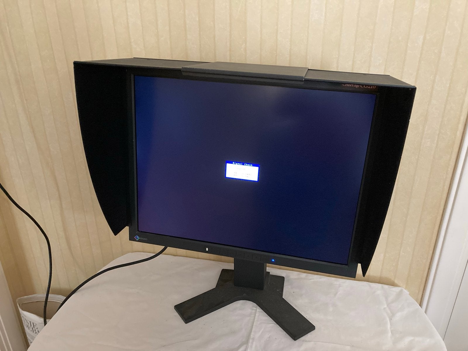Eizo ColorEdge CG210 monitor met kap 21 inch, Ophalen, Gebruikt, IPS, DVI