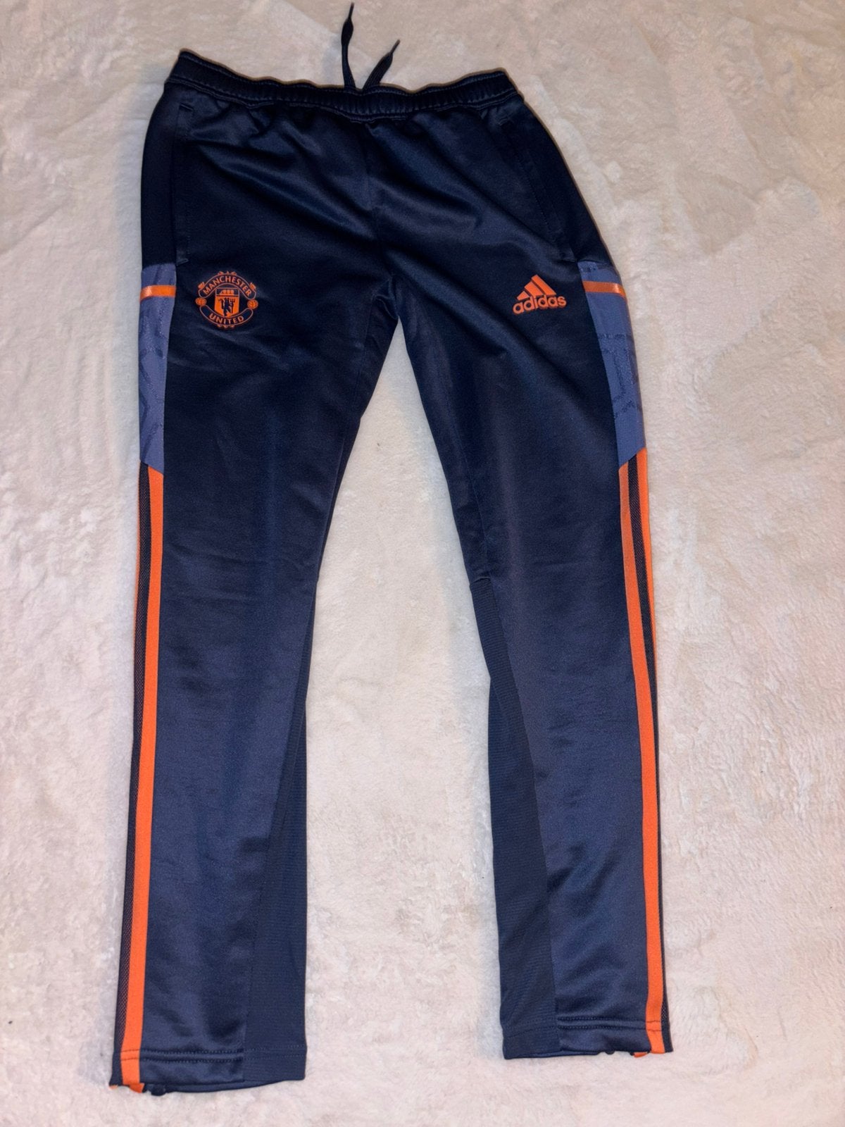 Adidas Manchester United trainingsbroek mt 164, Ophalen, Zo goed als nieuw, Overige maten, Blauw