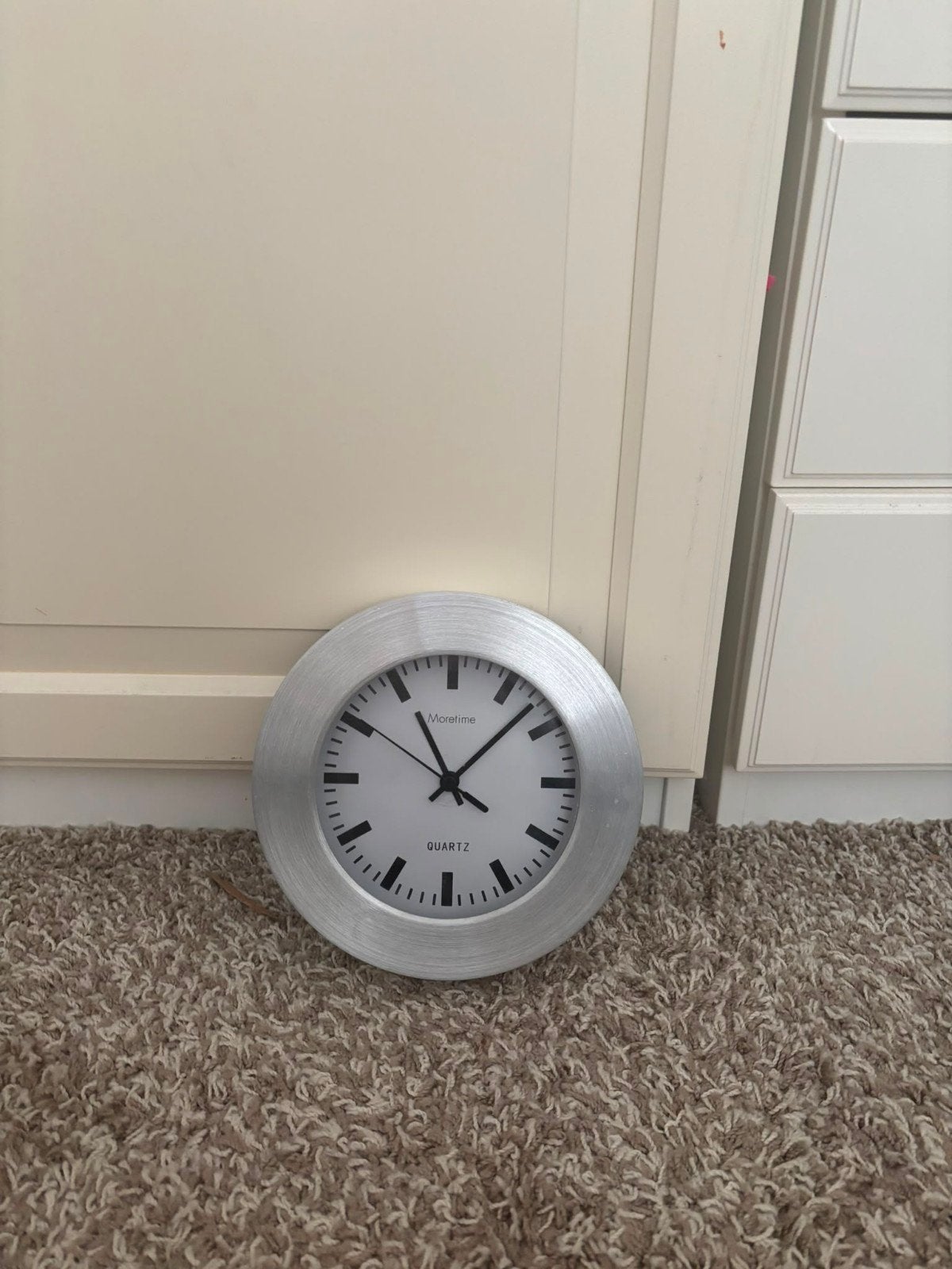 Moderne Moretime wandklok - Zilverkleurig, analoog, Huis en Inrichting, Ophalen