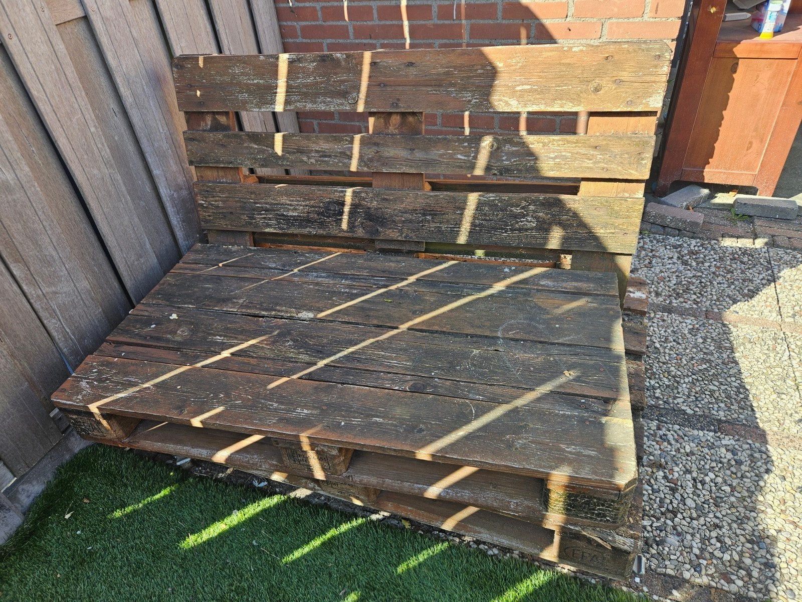 Gratis: Oude palletbank (evt. incl. kussens), Ophalen, Gebruikt, Hout
