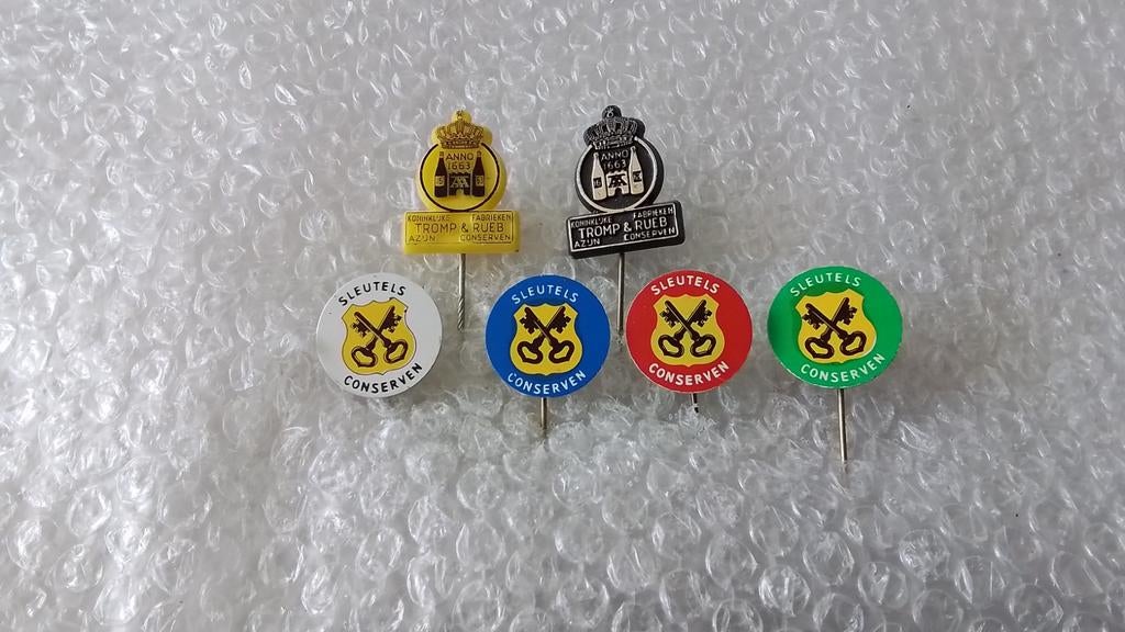 6 verschillende speldjes 4x sleutel 2x Tromp conserven, Verzamelen, Speldjes, Pins en Buttons, Ophalen of Verzenden, Zo goed als nieuw
