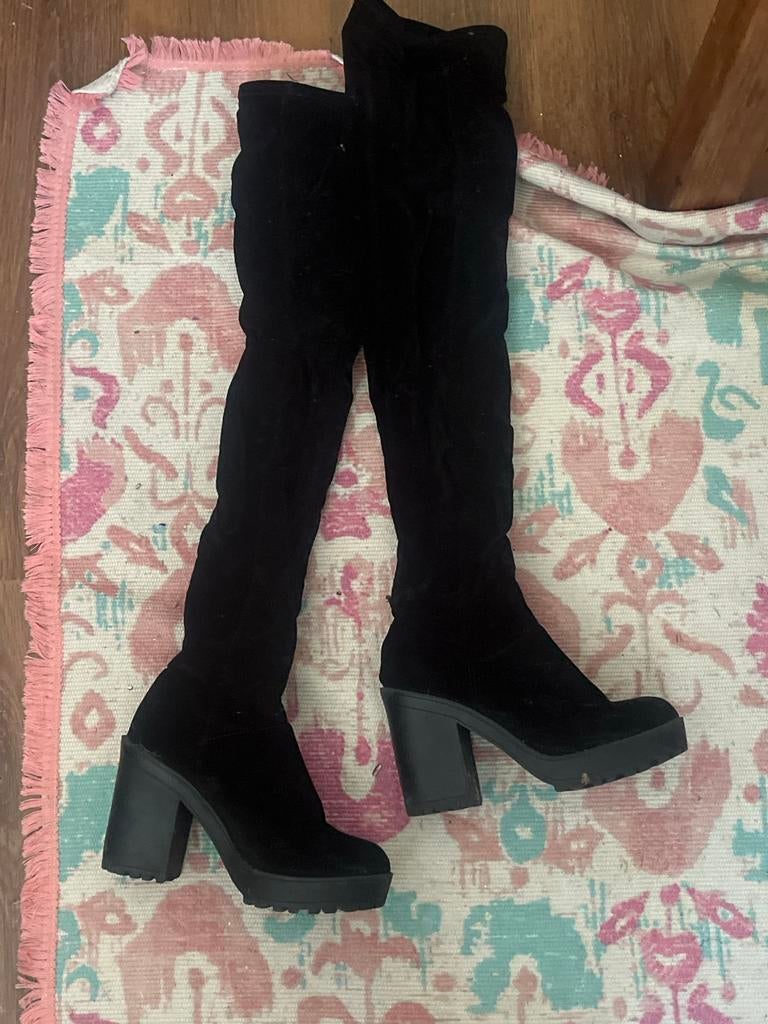 Zwarte fluwelen overknee laarzen met blokhak, Kleding | Dames, Schoenen, Ophalen of Verzenden, Zo goed als nieuw, Zwart, Hoge laarzen