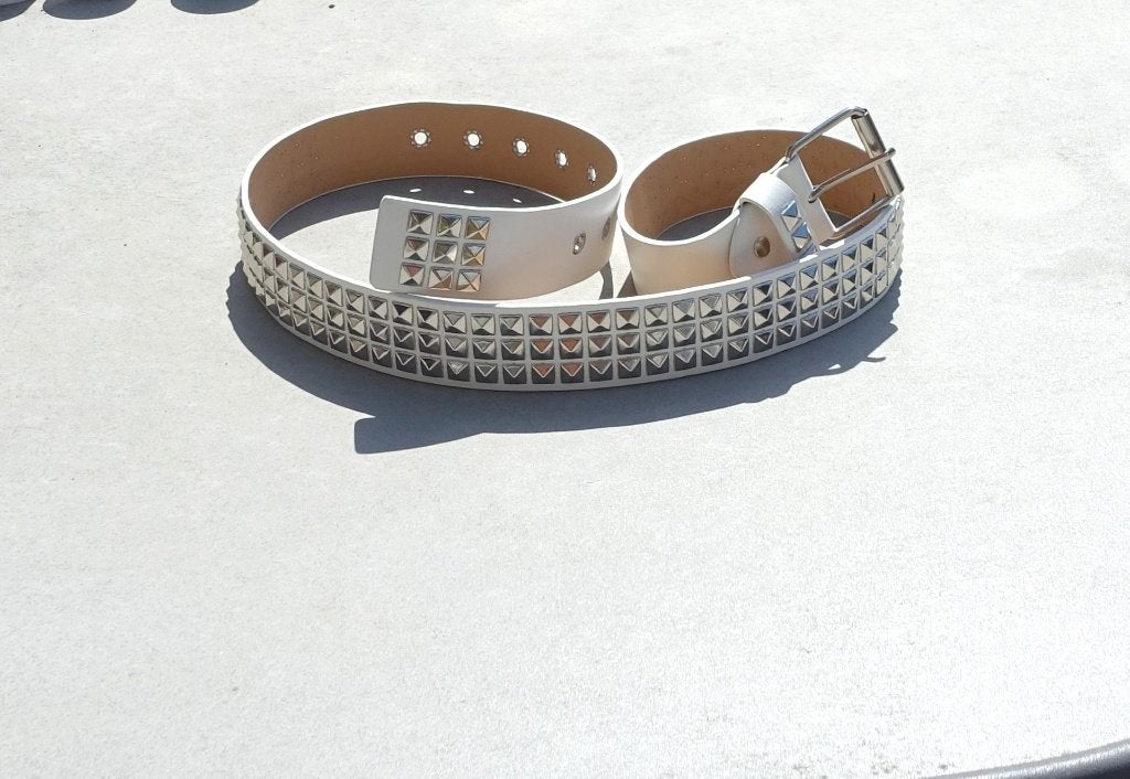 Witte riem met studs - Stoer en stijlvol - ongedragen, Kleding | Dames, Wit, Nieuw, Tailleriem, Ophalen of Verzenden