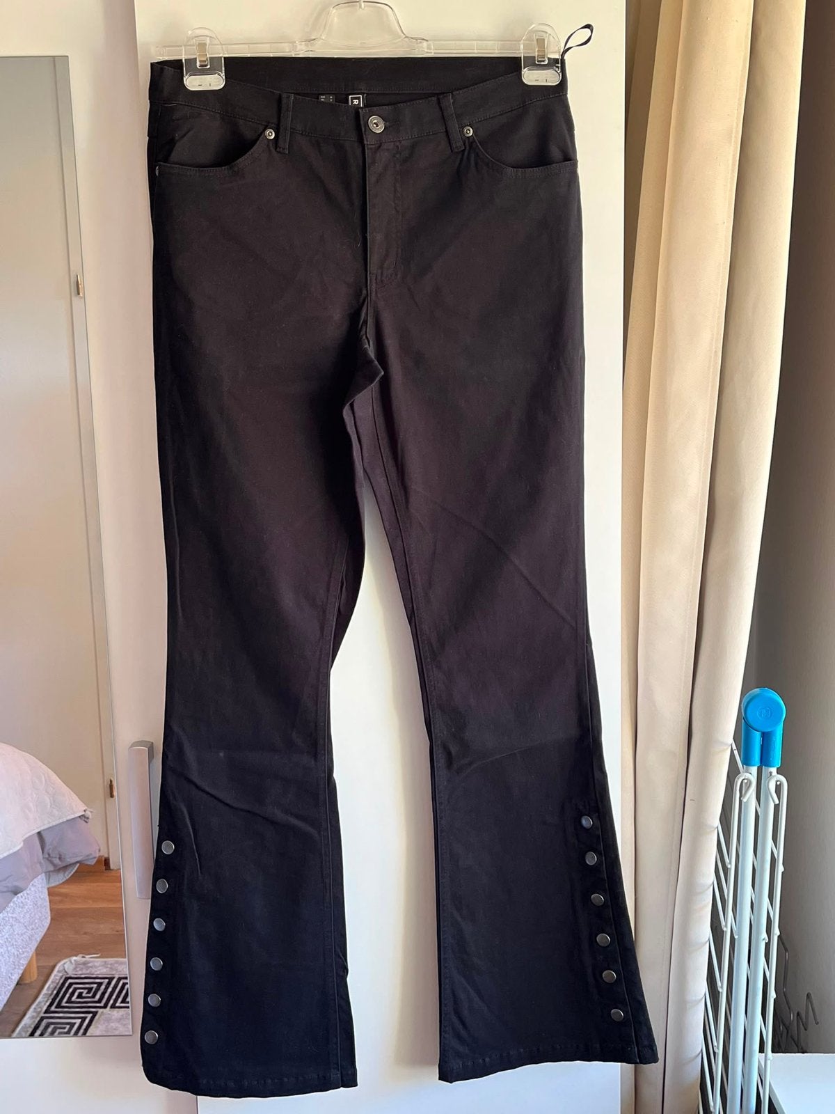 Zwarte zachte jeans met knopen - Maat 38, Maat 38/40 (M), Zwart, Ophalen of Verzenden, Zo goed als nieuw