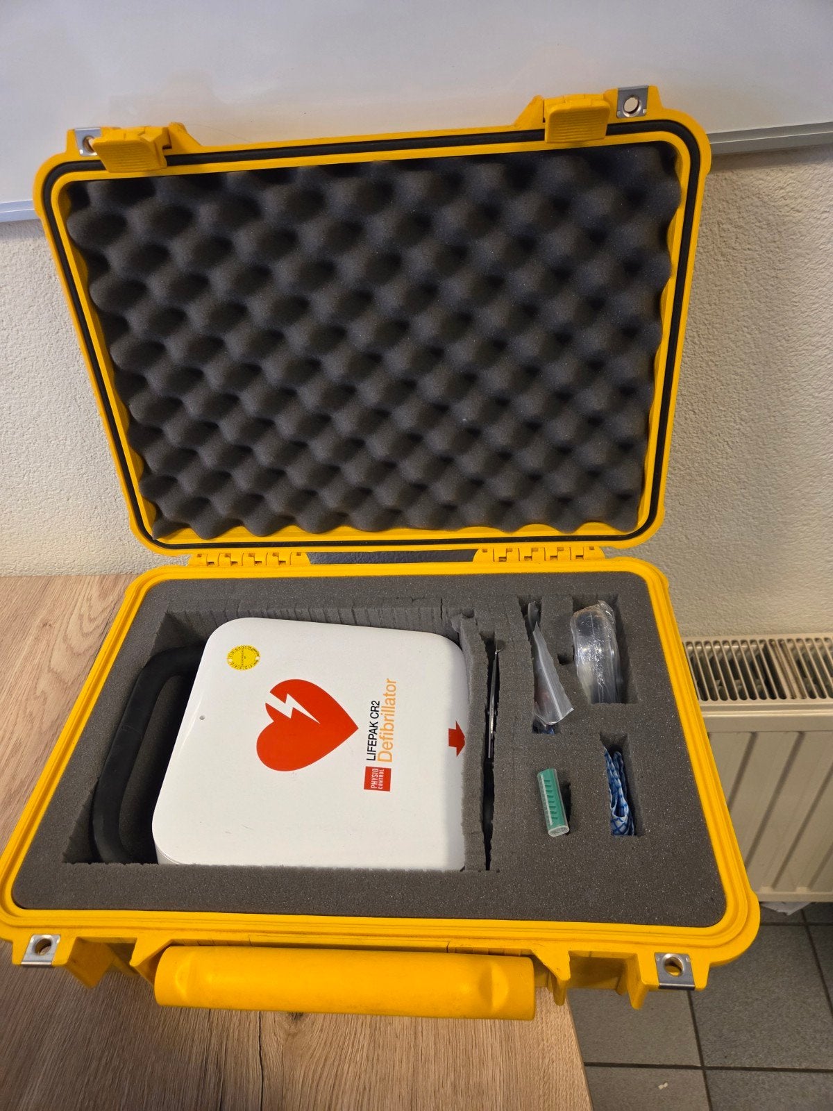 lifepak CR2 AED in PeliCase peli koffer defibrillator EHBO, Diversen, Gebruikt, ., Ophalen of Verzenden, .