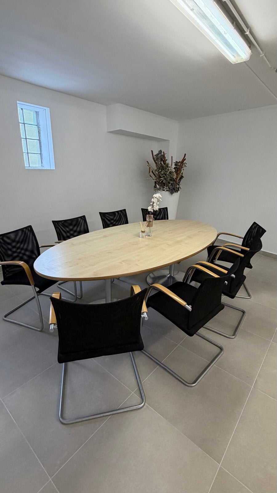 Ovale vergadertafel met 8 stoelen - Modern design, Ophalen, 100 tot 150 cm, Zo goed als nieuw, 150 tot 200 cm