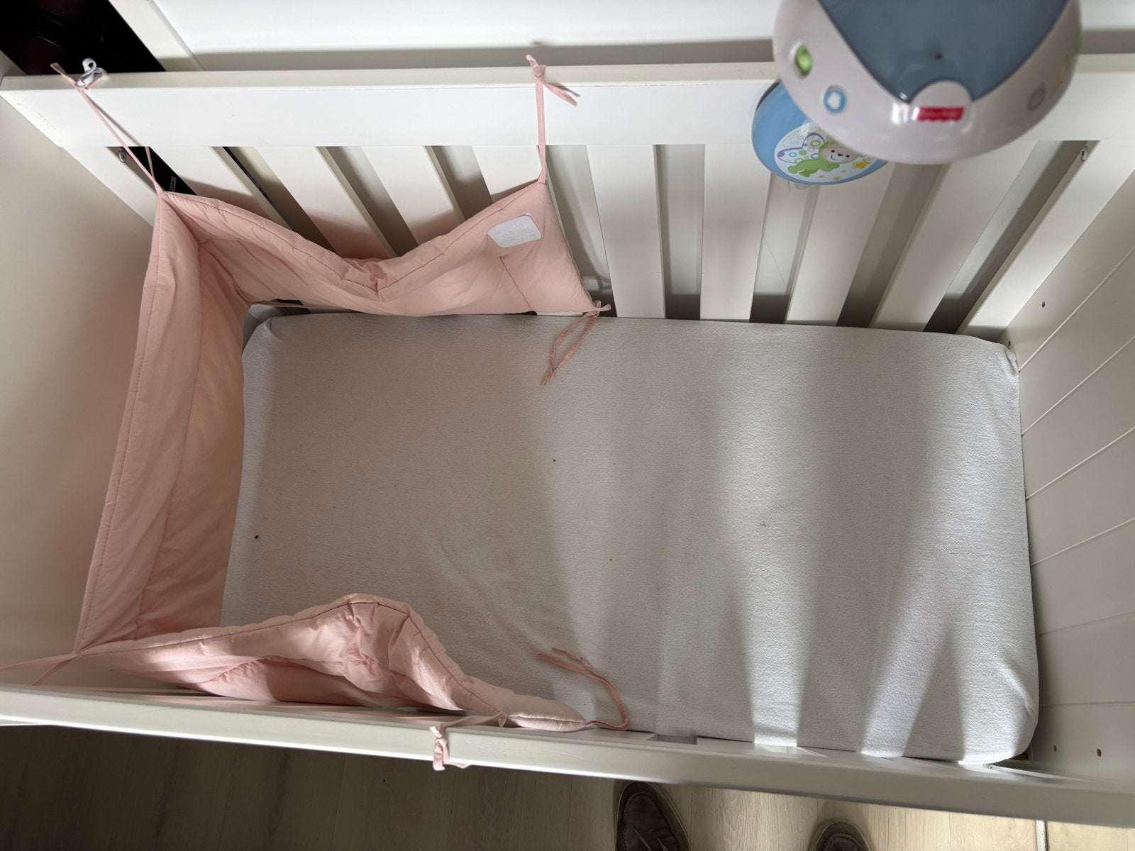Wit ledikant met matras en bedbumper, Kinderen en Baby's, Ophalen, Gebruikt, Ledikant
