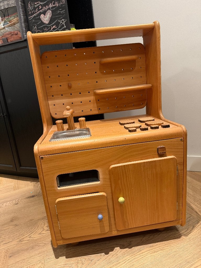 Houten speelkeuken met gootsteen, kookplaat en pegboard, Ophalen, Gebruikt