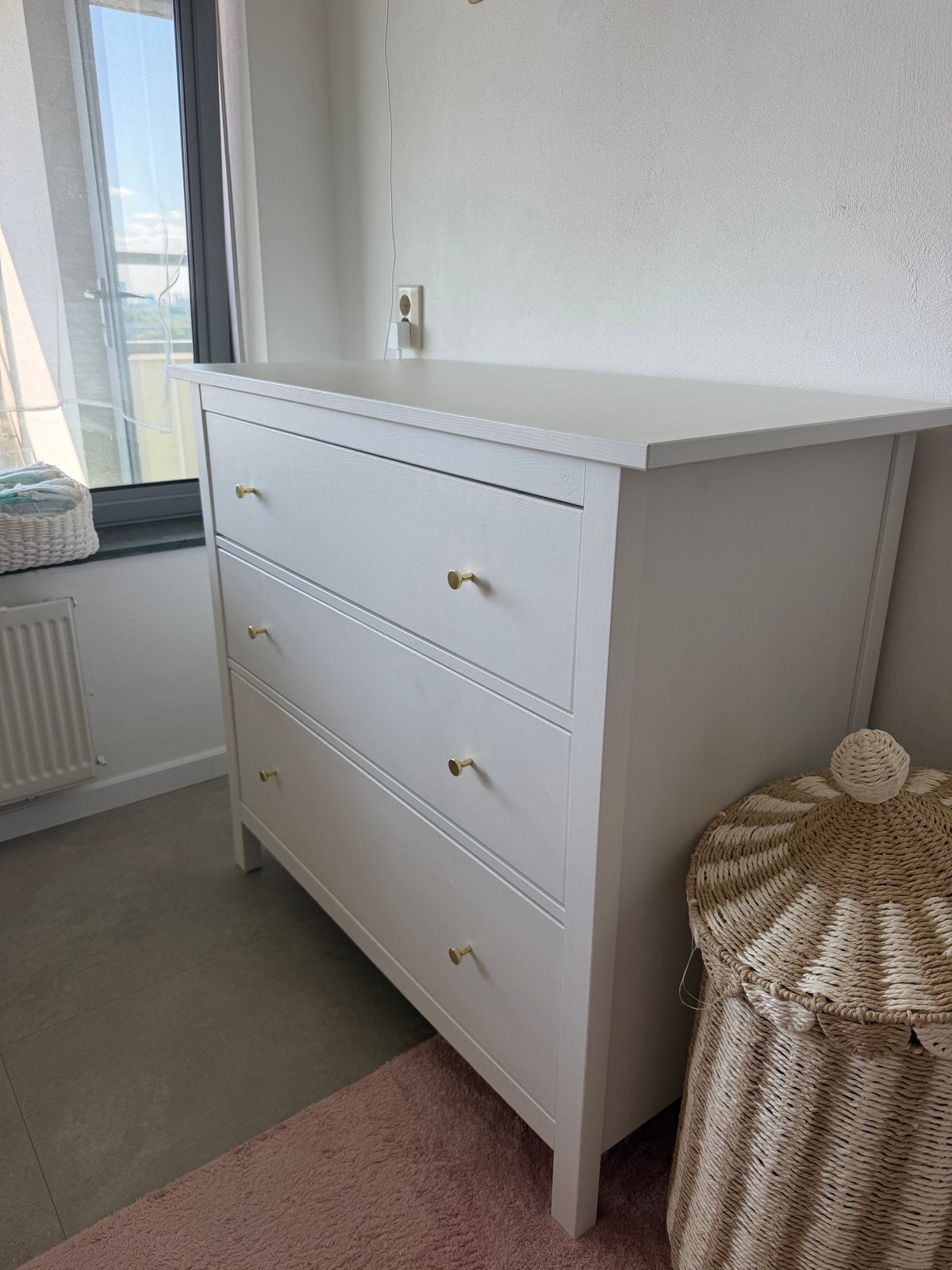 Witte ladekast met 3 laden en gouden knoppen, Huis en Inrichting, Gebruikt, 100 tot 150 cm, 3 of 4 laden, 25 tot 50 cm