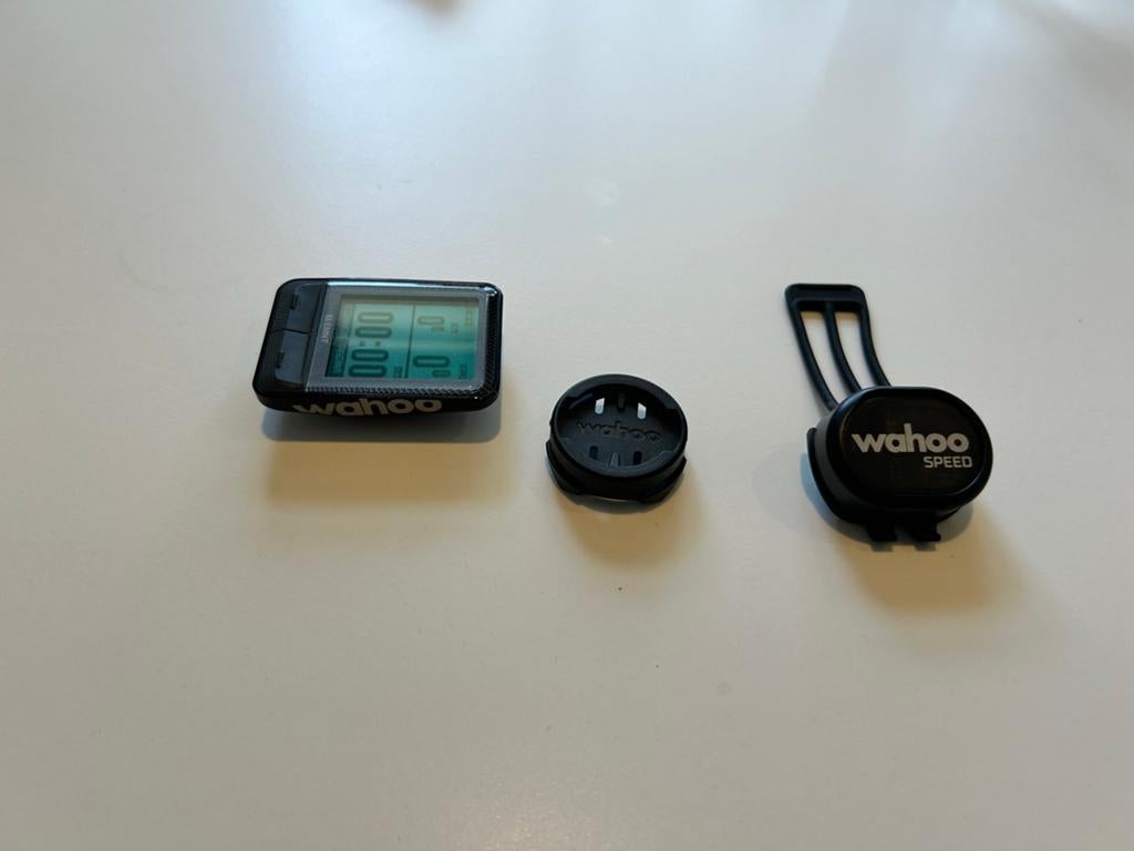 Wahoo ELEMNT mini fietscomputer met speedsensor, Fietsen en Brommers, Fietsaccessoires | Fietscomputers, Gebruikt, Snelheidssensor