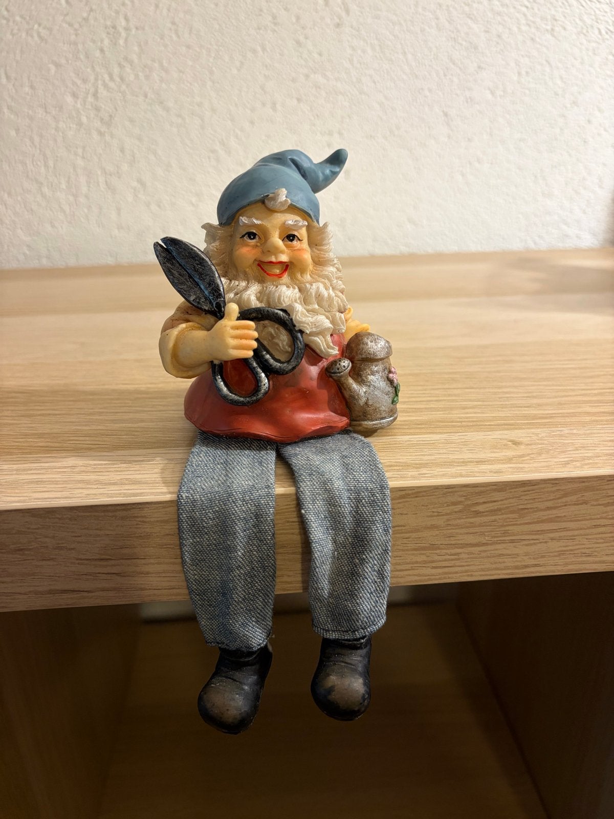 Leuke tuinkabouter met schaar en gieter, Meerkleurig, Overige stijlen, Kunststof, Ophalen of Verzenden