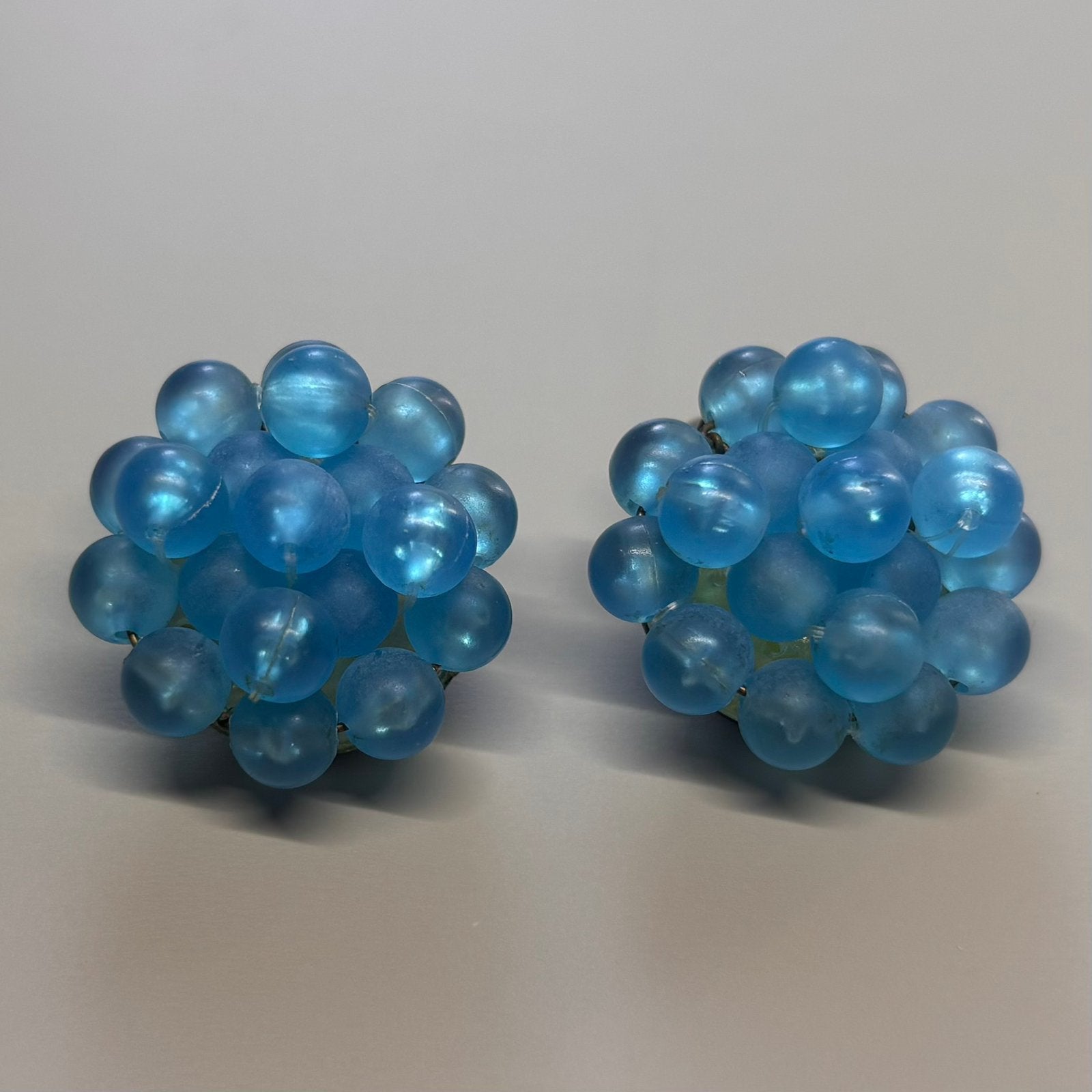 Vintage frosted blauwe kralen cluster clip oorbellen, Sieraden, Tassen en Uiterlijk, Oorbellen, Ophalen of Verzenden, Zo goed als nieuw