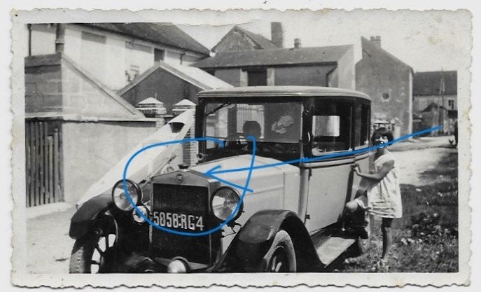 Fiat oldtimer auto meisje foto, Verzenden, Foto, Zo goed als nieuw, Voor 1940