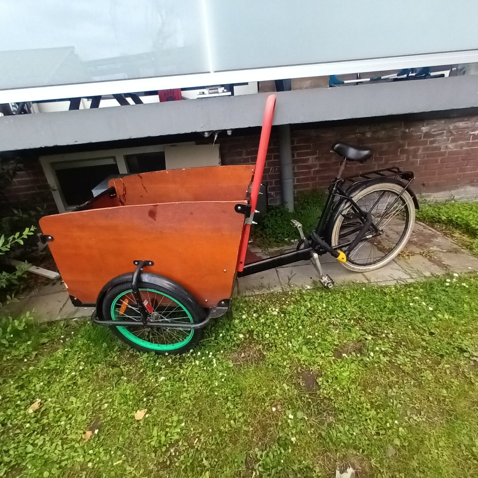 Bakfiets met zitje en gordels, Fietsen en Brommers, Fietsen | Bakfietsen, Terugtraprem, Gebruikt, 2 kinderen, Ophalen