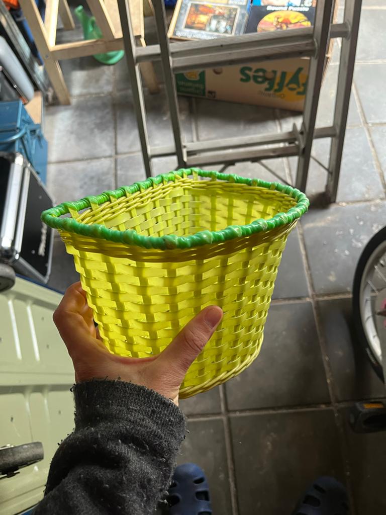 Gele fietsmand voor kinderen, Fietsen en Brommers, Fietsaccessoires | Fietsmanden, Ophalen of Verzenden, Zo goed als nieuw, Fietsmand
