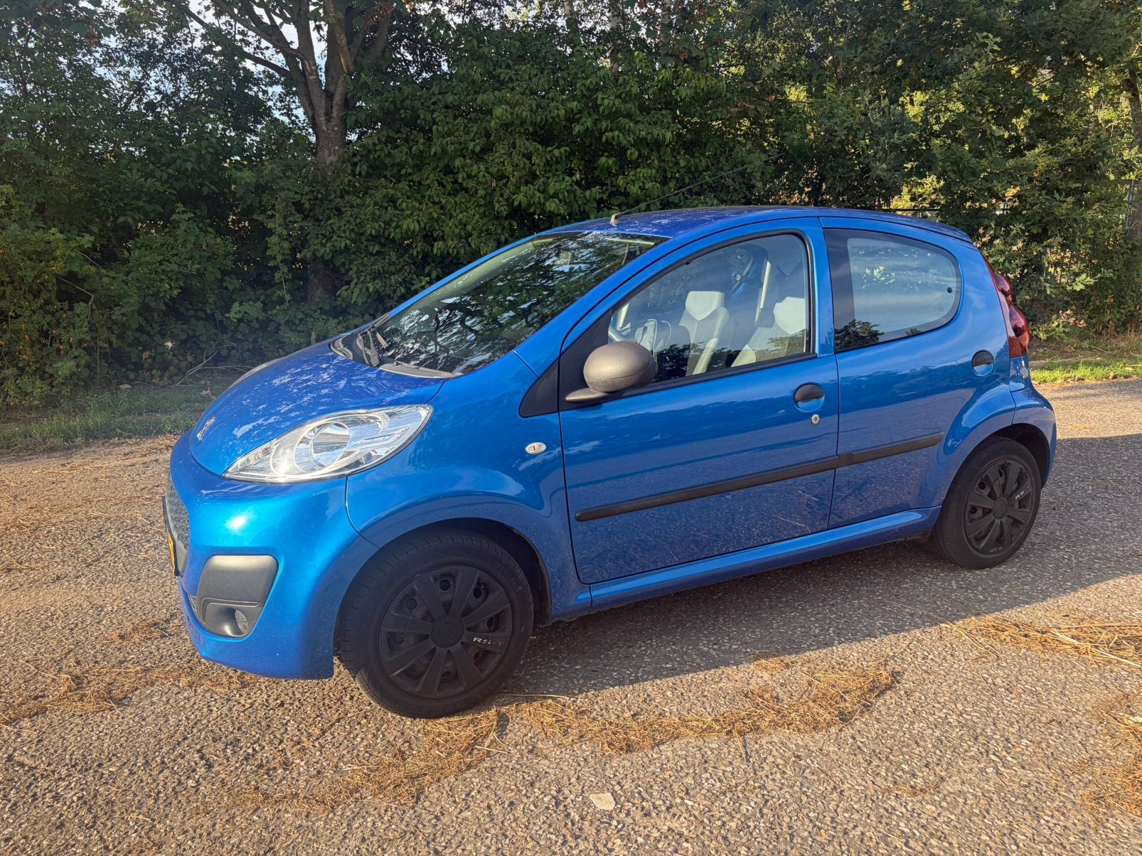 Peugeot 107 1.0 12V 5DR 2013 carplay airco nieuwe apk/beurt, Auto's, Voorwielaandrijving, Metallic lak, Stof, Origineel Nederlands