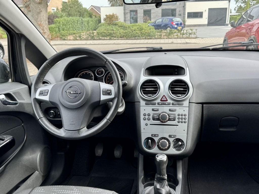 Opel Corsa 1.2-16V Berlin Airco Cruise-control 2e eigenaar, Auto's, Euro 5, 4 cilinders, 1229 cc, Zwart