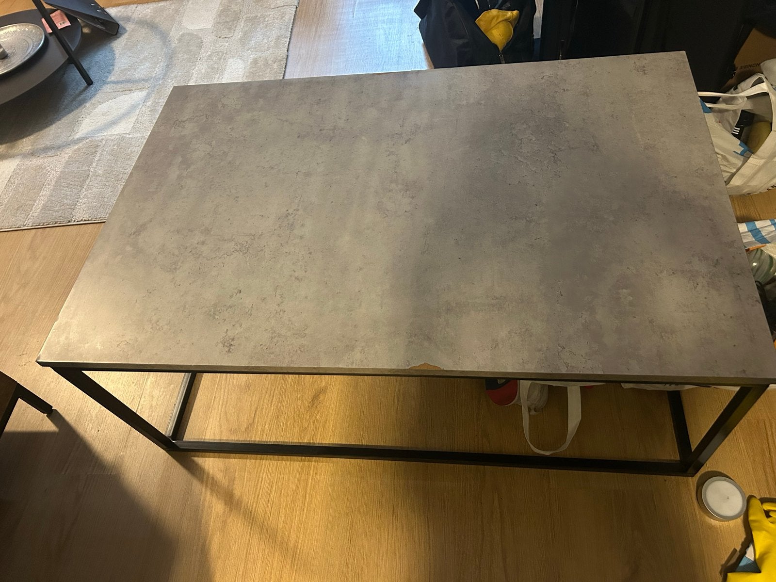 Salontafel met betonlook blad en metalen onderstel, Huis en Inrichting, Tafels | Salontafels, Gebruikt, 100 tot 150 cm, Metaal