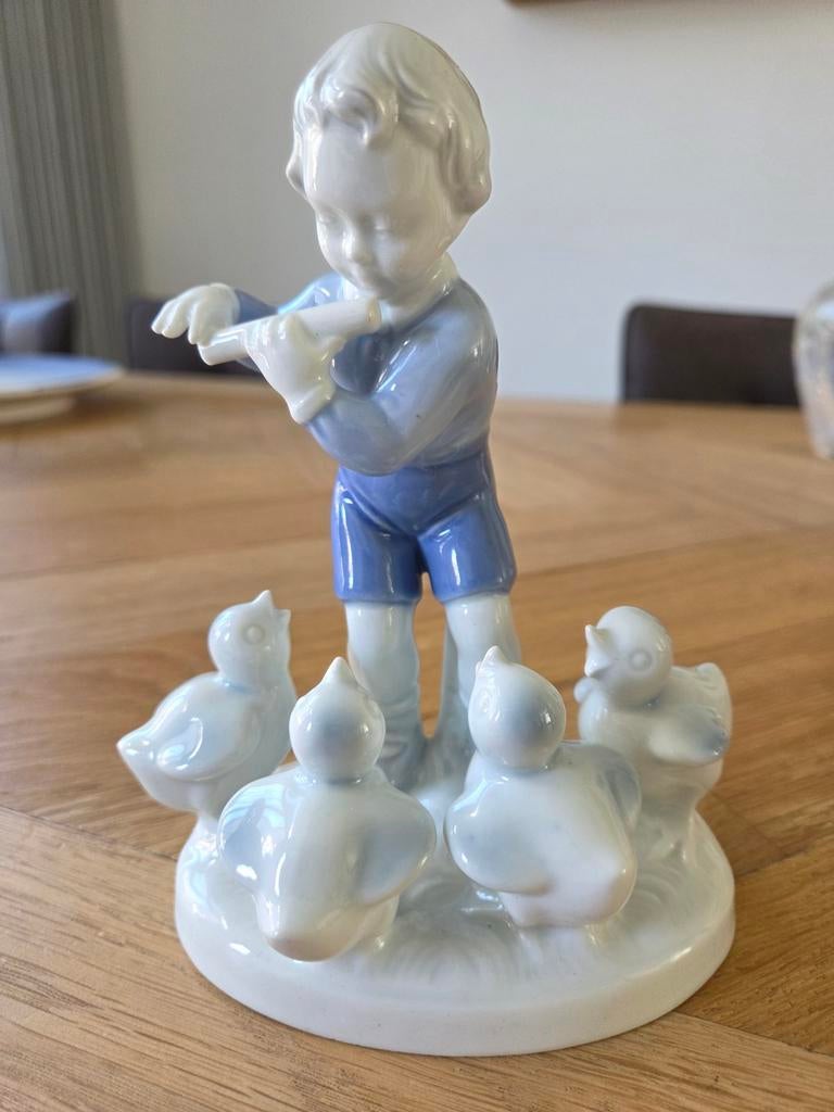 Jongen met fluit en eendjes - Porseleinen beeldje, Verzamelen, Beelden en Beeldjes, Ophalen of Verzenden, Gebruikt, Mens