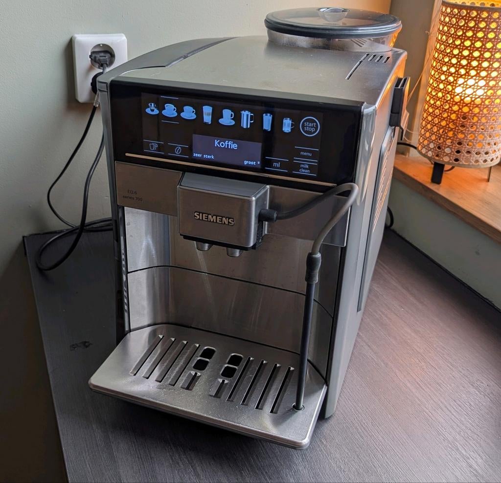 Siemens EQ.6 Plus S700 Volautomatische Espressomachine, Witgoed en Apparatuur, Koffiezetapparaten, Ophalen, Afneembaar waterreservoir