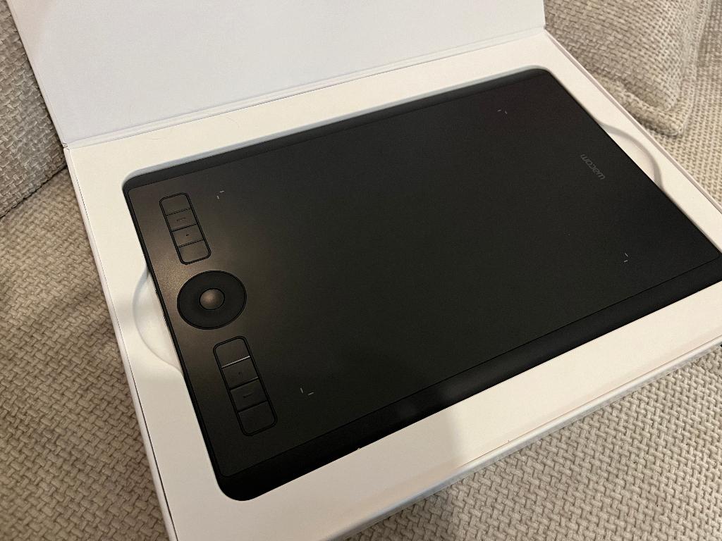 Wacom intuos pro medium, Computers en Software, Tekentablets, Ophalen of Verzenden, Zo goed als nieuw, Draadloos, Wacom