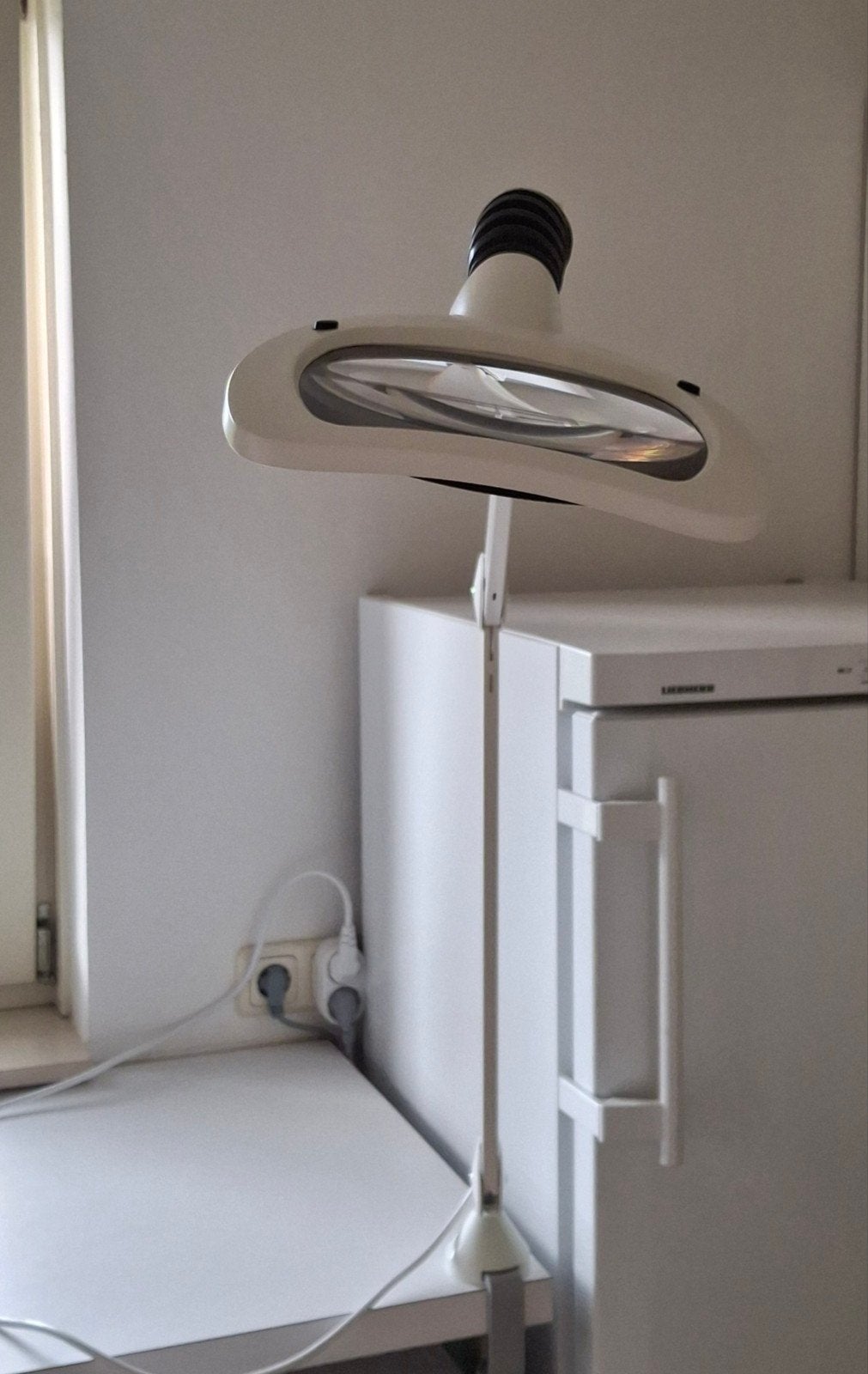 Luxo Wave Led loeplamp 3.5D 1.85x met tafelklem, Ophalen, Zo goed als nieuw, Loeplamp