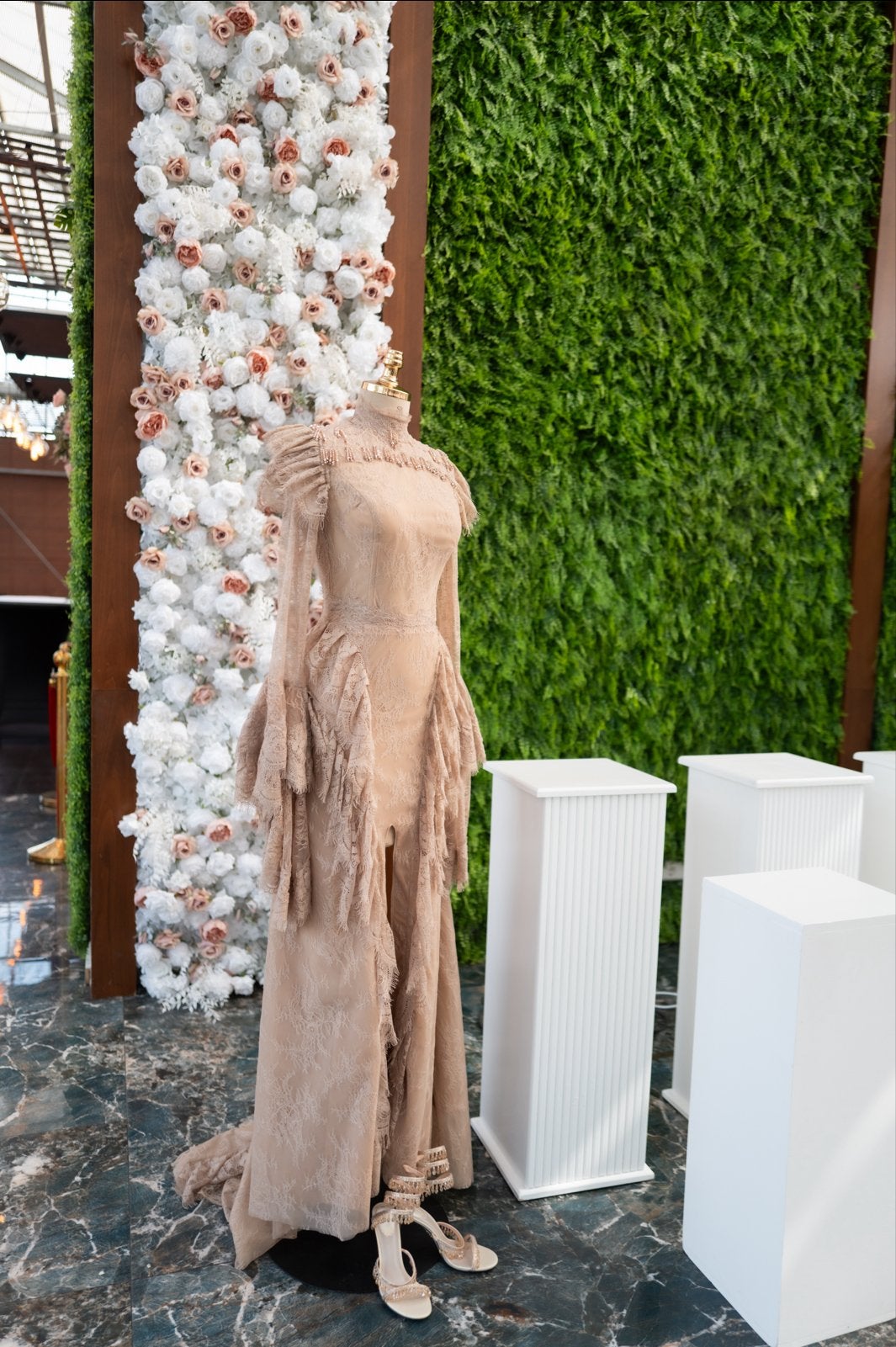 Custom Made Verlovingsjurk - Uniek en Elegant, Ophalen, Zo goed als nieuw, Beige, Trouwjurk