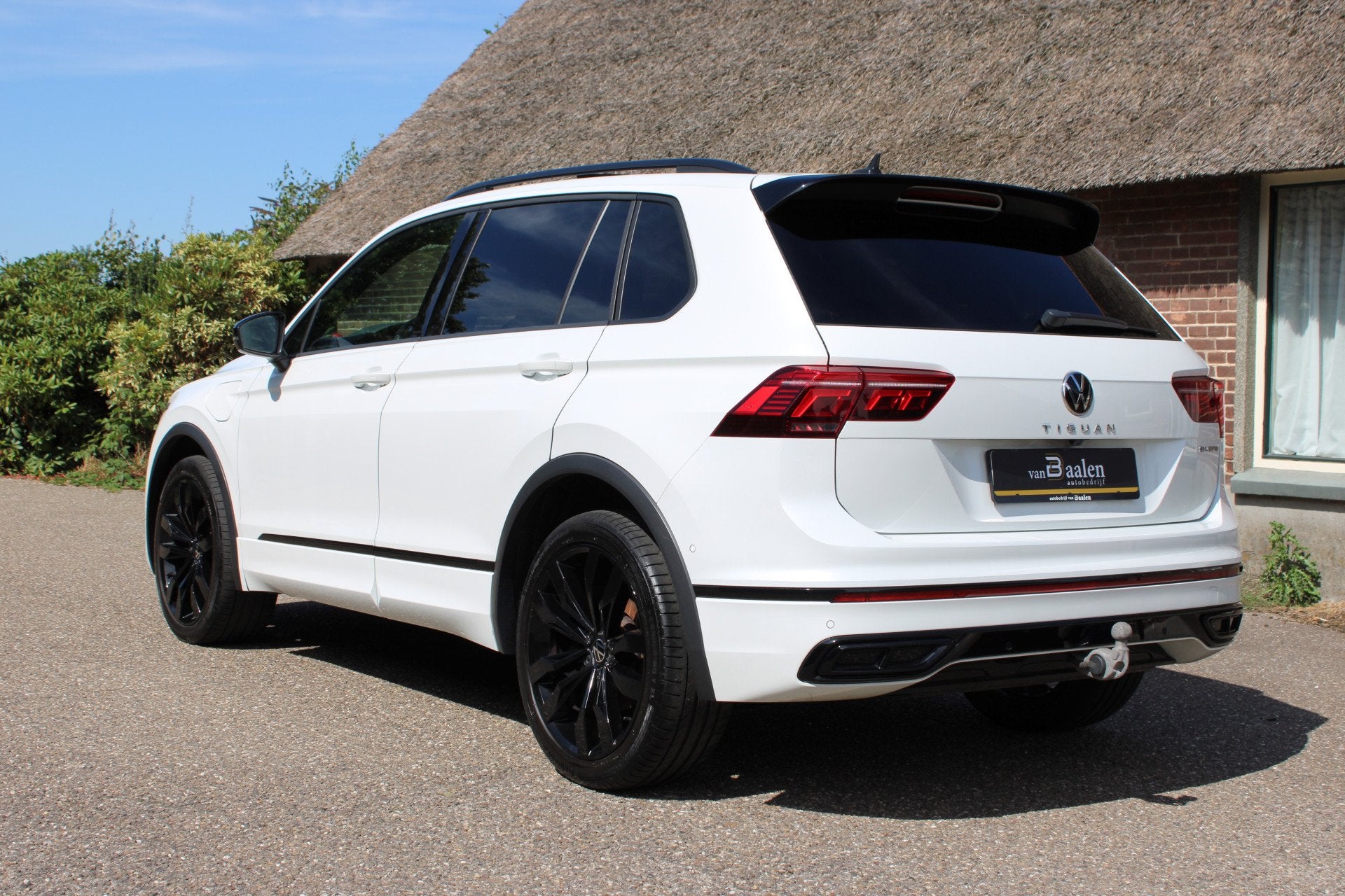 Volkswagen Tiguan 1.4 TSI eHybrid R-Line Business+ SOh 90.6%, 1716 kg, 4 cilinders, Wit, Hybride Elektrisch/Benzine