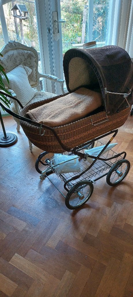 Vintage rieten kinderwagen uit 1982 met accessoires, Ophalen of Verzenden, Gebruikt, Kinderwagen, Overige merken