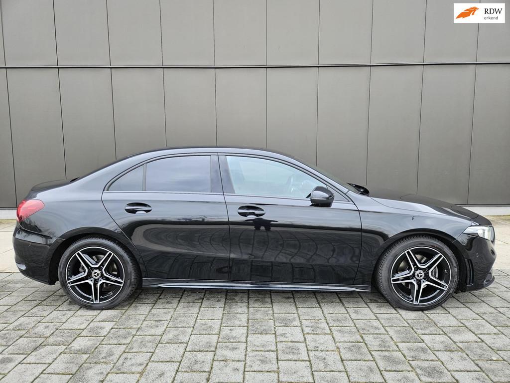 Mercedes-Benz A-klasse 200 AMG LINE/ BURMESTER/ NIGHT/ SFEER, Gebruikt, Zwart, 4 cilinders, 1290 kg