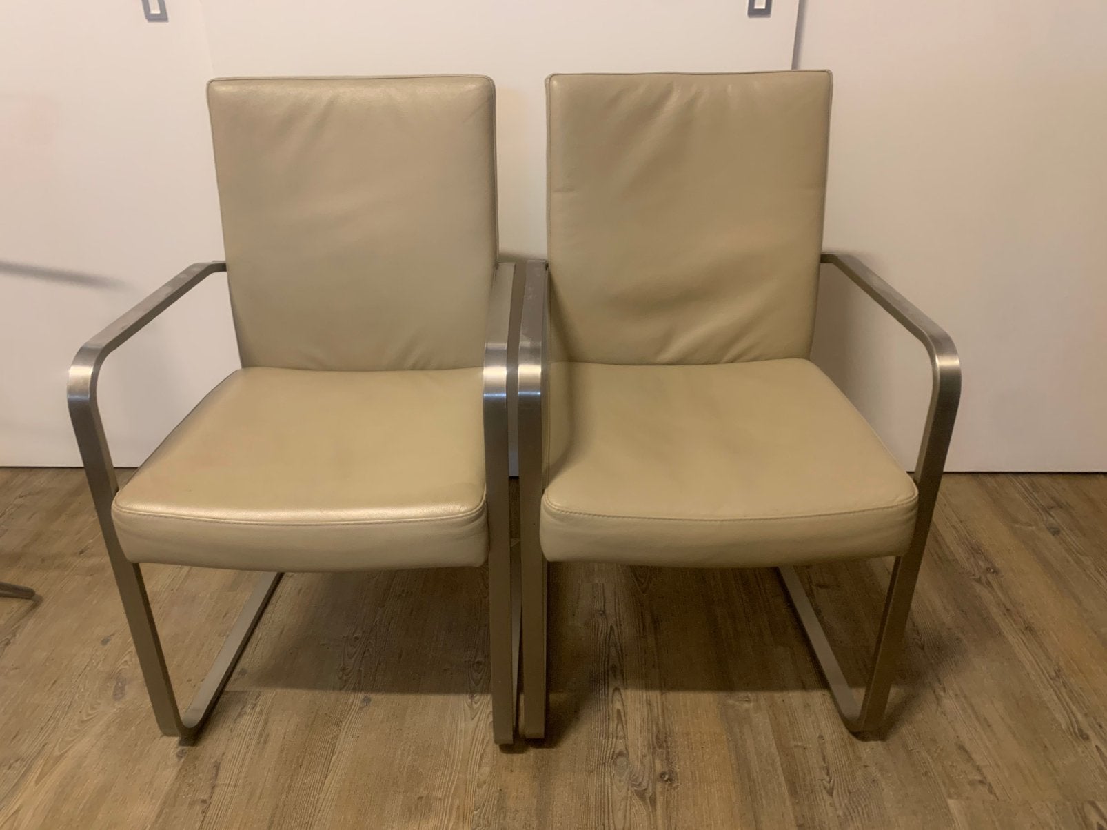 2 leren eethoekstoelen met armleuning. Samen 50,00., Huis en Inrichting, Stoelen, Ophalen, Gebruikt, Leer, Twee