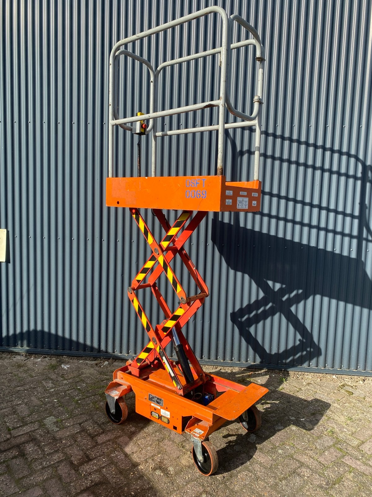 Compacte schaarlift met nieuwe accu, 4m werkhoogte, Ophalen of Verzenden