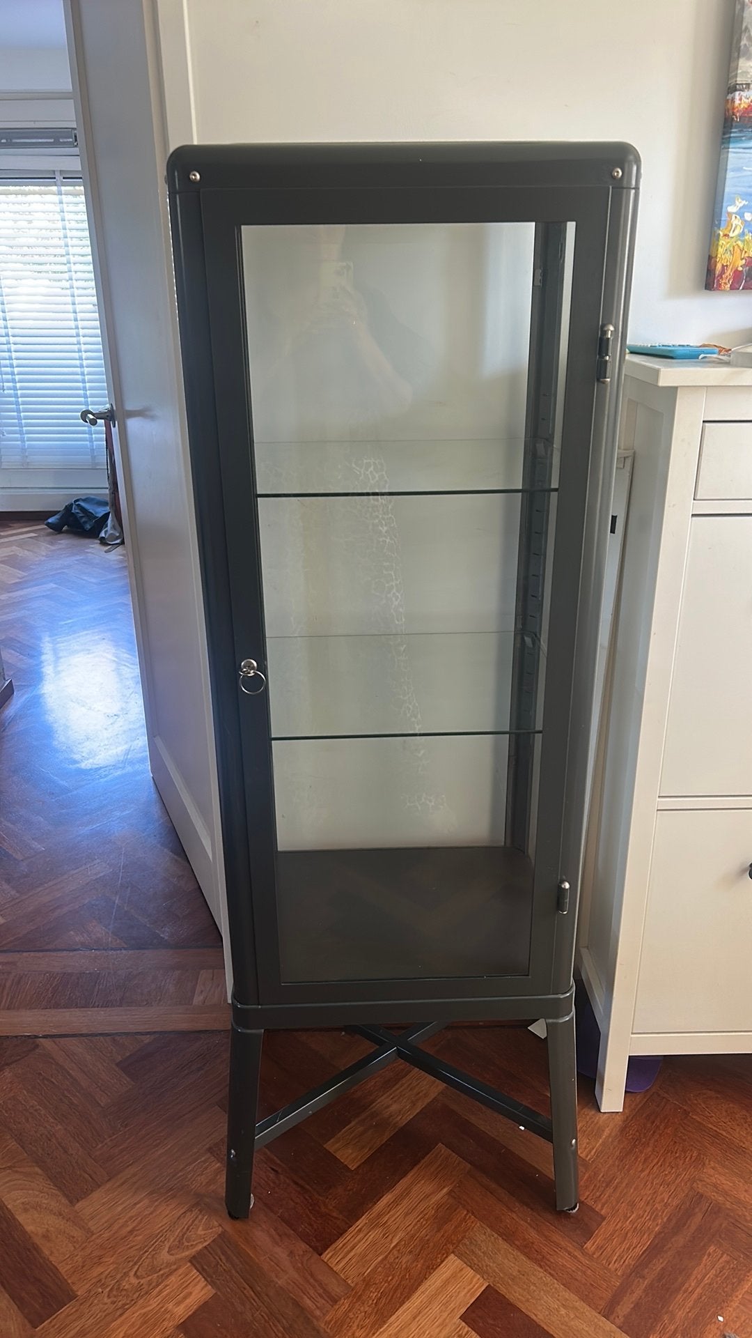 Mooie vitrinekast in grijs, Ophalen, 50 tot 100 cm, Zo goed als nieuw, 150 tot 200 cm