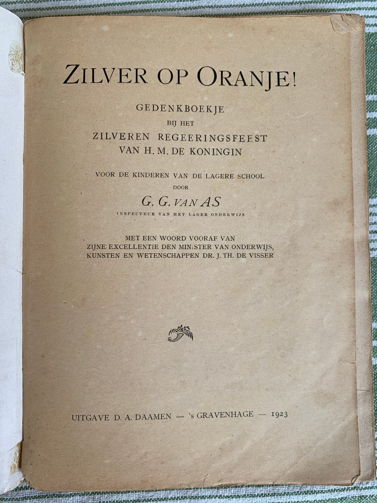 Zilver op Oranje! Gedenkboekje Regeringsfeest Koningin, Ophalen of Verzenden, 20e eeuw of later, Gelezen