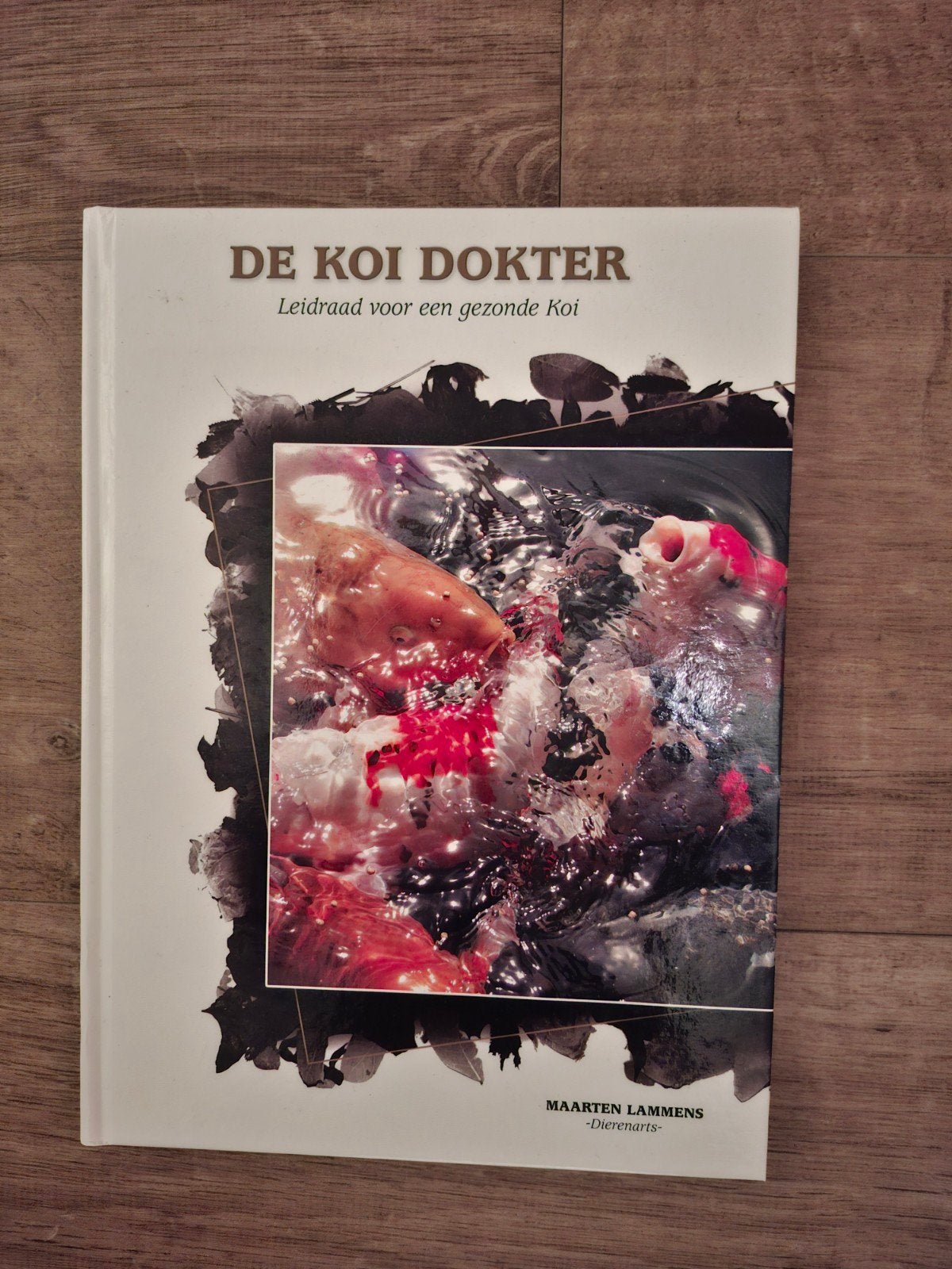 Boek: De Koi Dokter – Maarten Lammens (Harde kaft), Ophalen of Verzenden, Zo goed als nieuw, Vissen, Maarten Lammens