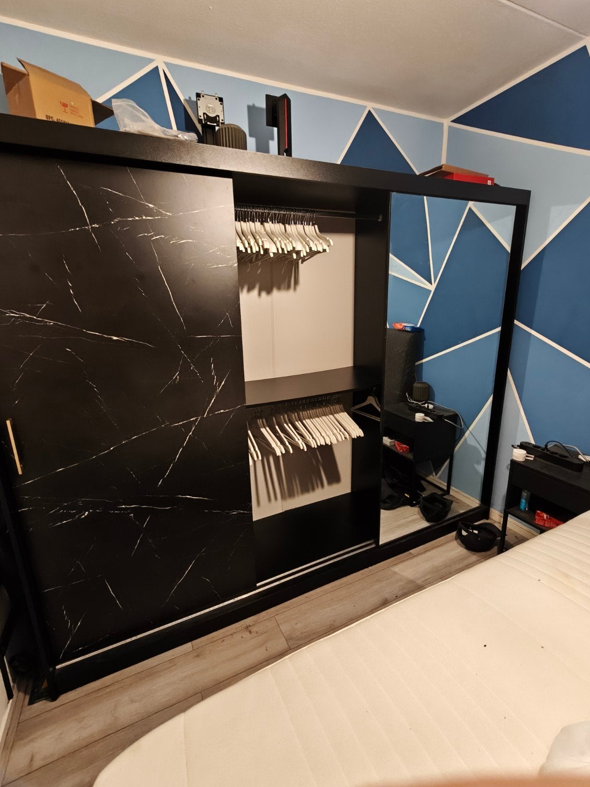 Zwarte kledingkast met spiegel en schuifdeuren, Huis en Inrichting, Ophalen, Overige materialen, Gebruikt, 200 cm of meer