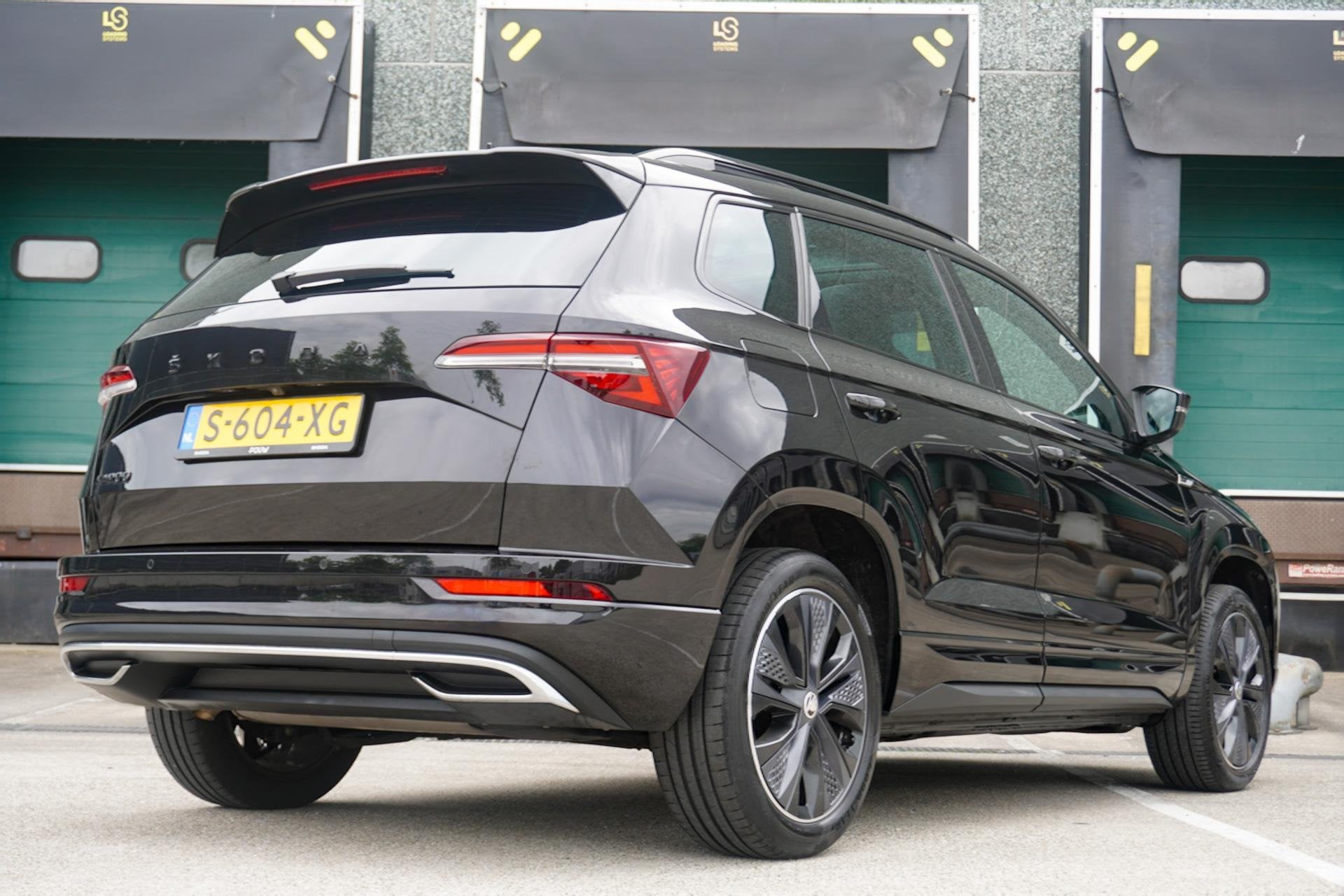 Skoda Karoq 1.5 TSI 150pk ACT Sportline Business | Trekhaak, 12 maanden, Stof, 4 cilinders, Zwart
