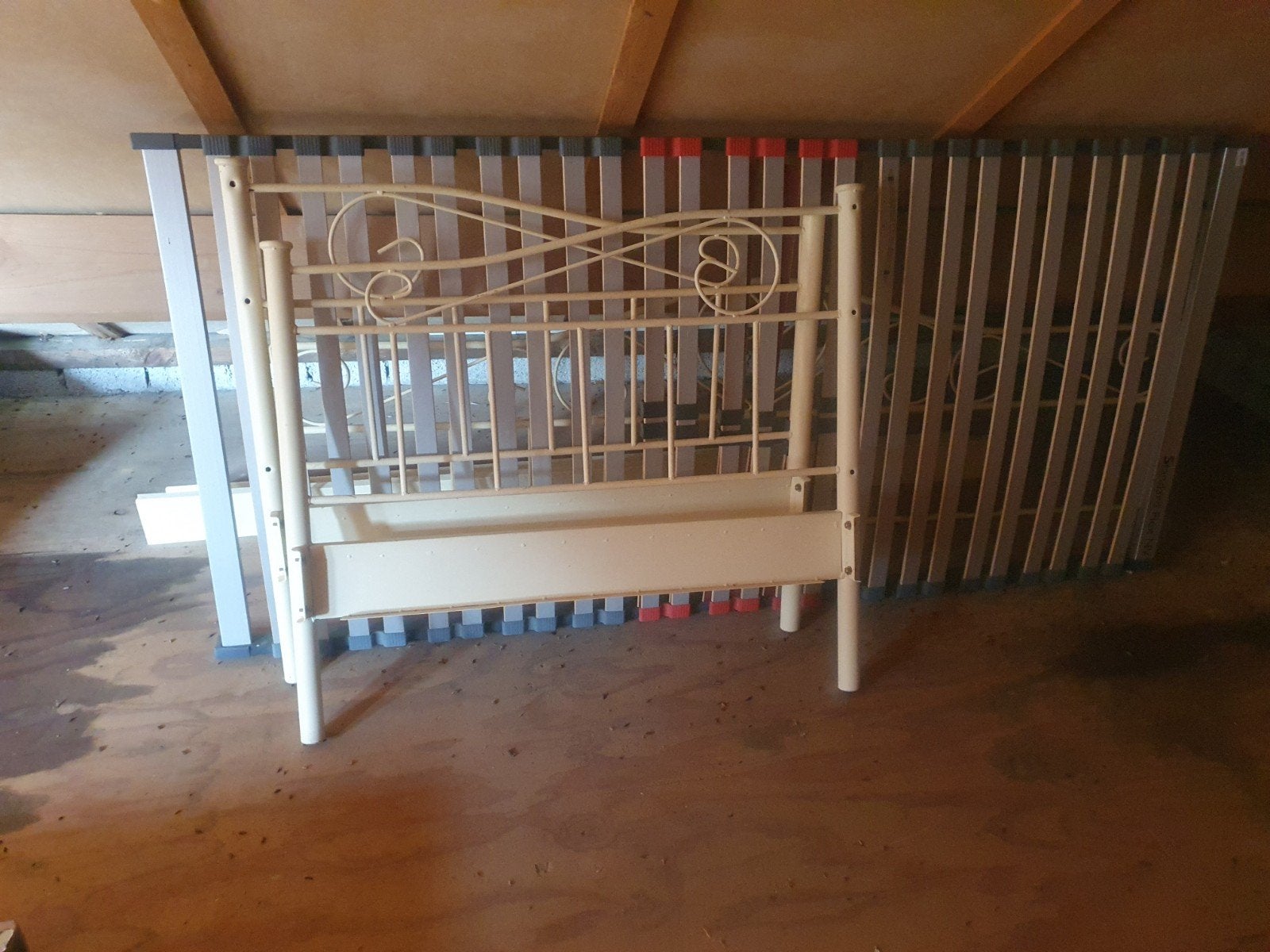 Metalen bedframe met lattenbodem - creme kleur, 90x200 cm, Ophalen, Gebruikt, 90 cm, Eenpersoons