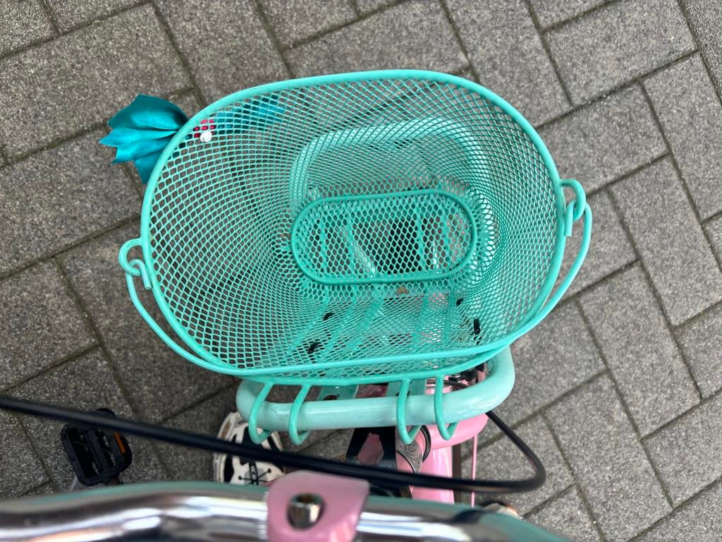 Roze kinderfiets met mandje - Super Lola, Fietsen en Brommers, Ophalen of Verzenden, Zo goed als nieuw